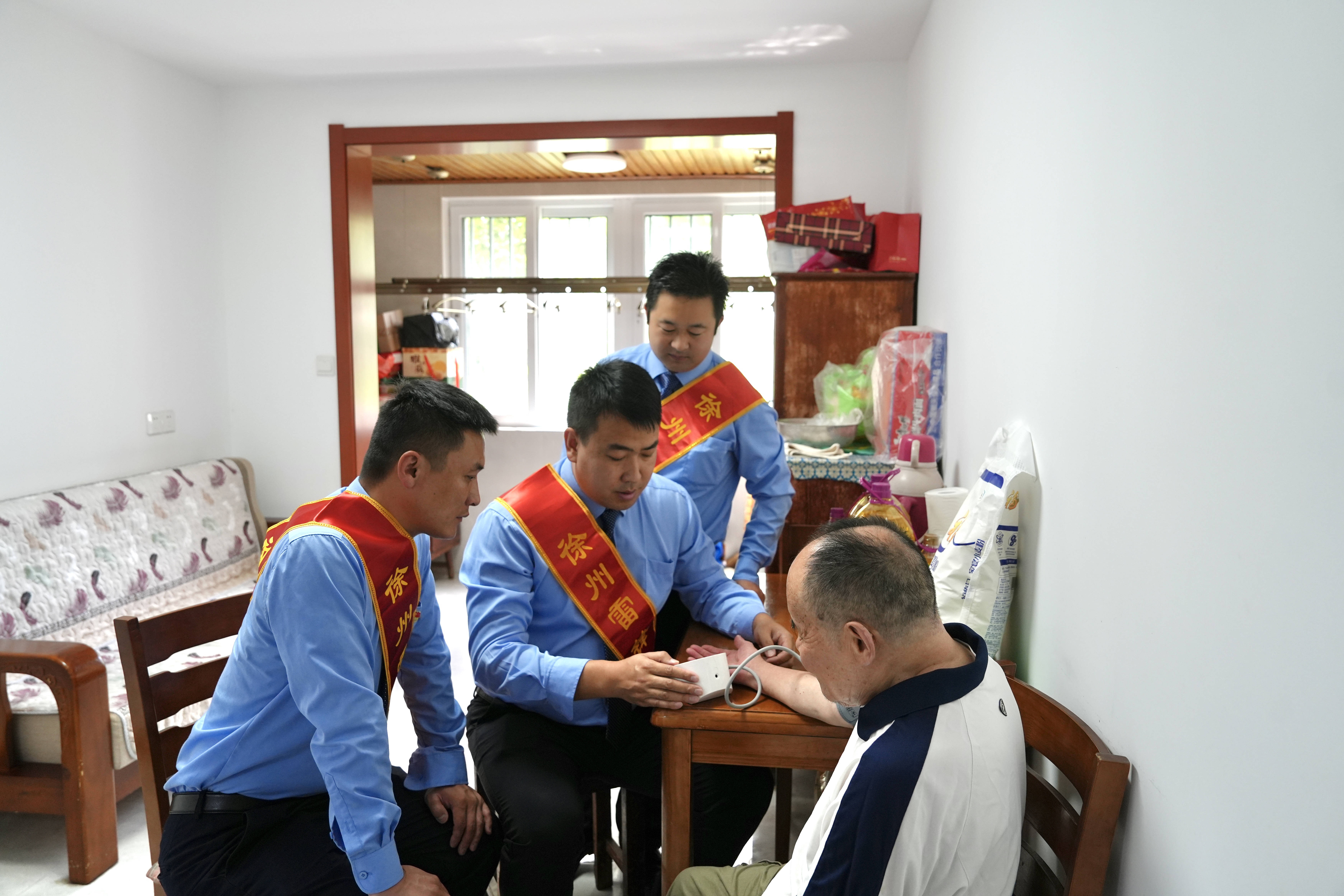 雷鋒車(chē)隊到社區開(kāi)展幫扶活動(dòng)