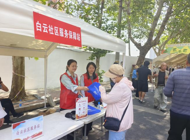 冠盛路橋黨總支開(kāi)展五毒廟會(huì )志愿服務(wù)活動(dòng)