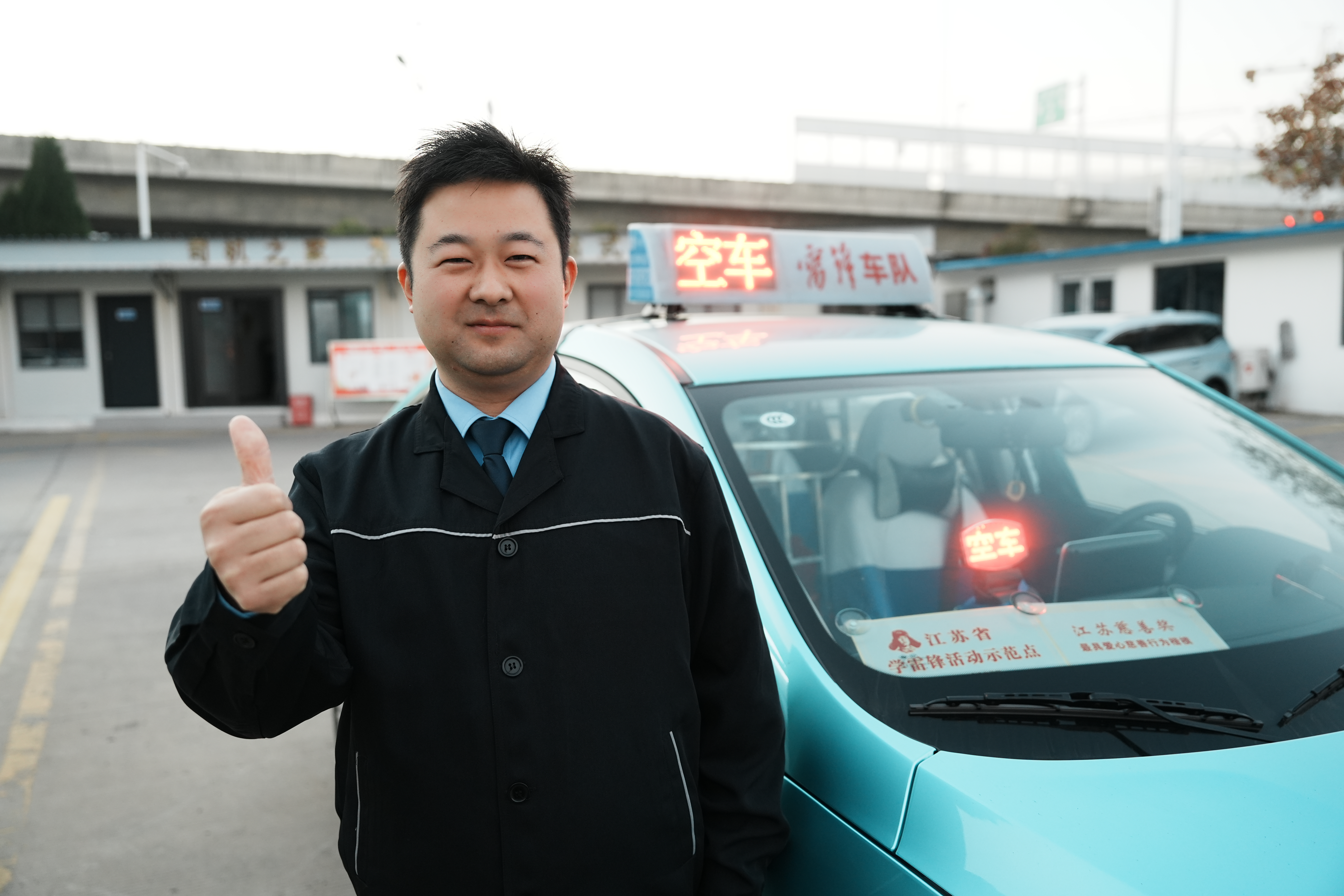 雷鋒車(chē)隊劉孝金書(shū)寫(xiě)服務(wù)溫情